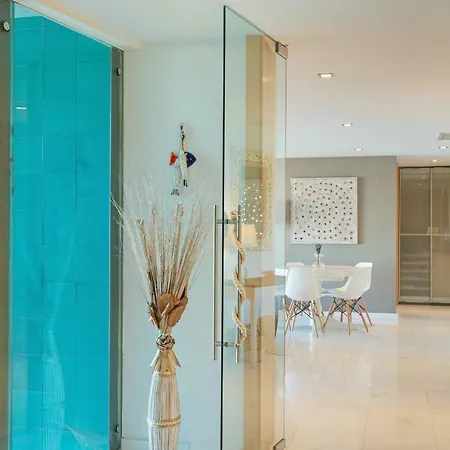 Exclusive Seaview Penthouse W Terrace, Pool, & Gym Διαμέρισμα